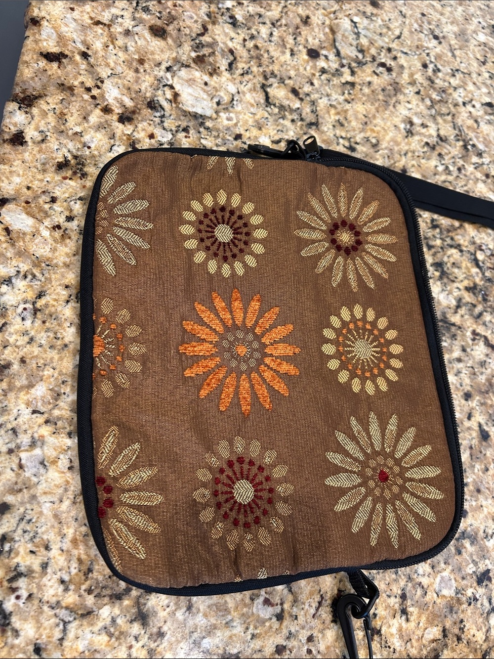 Reign Vermont iPad/Kindle/Tablet zippered Crossbody tote